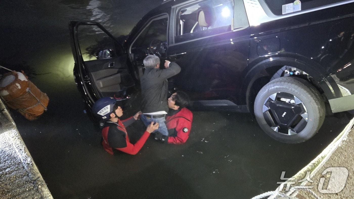 본문 이미지 - 3일 울산 동구 남진항에서 승합차가 바다로 추락해 탑승자가 구조되고 있다.(울산해경 제공. 재판매 및 DB금지)/뉴스1