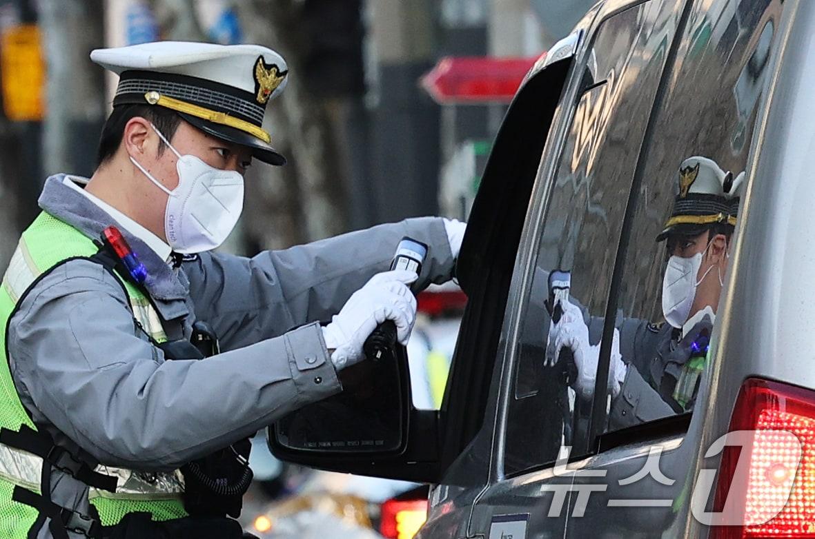 본문 이미지 - 경찰이 음주운전 단속을 진행 중인 모습.  ⓒ 뉴스1 오대일 기자
