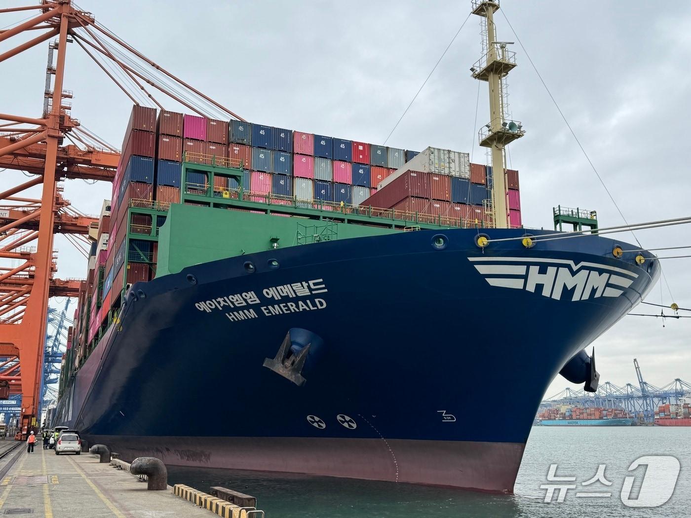 본문 이미지 - 1만3000TEU급 컨테이너선 'HMM 에메랄드호' 외관 ⓒ 뉴스1 박종홍 기자