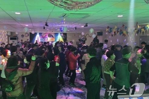 본문 이미지 - 충주시노인복지관 참여형 여가 프로그램 '청춘나이트'(복지관 제공. 재판매 및 DB금지)