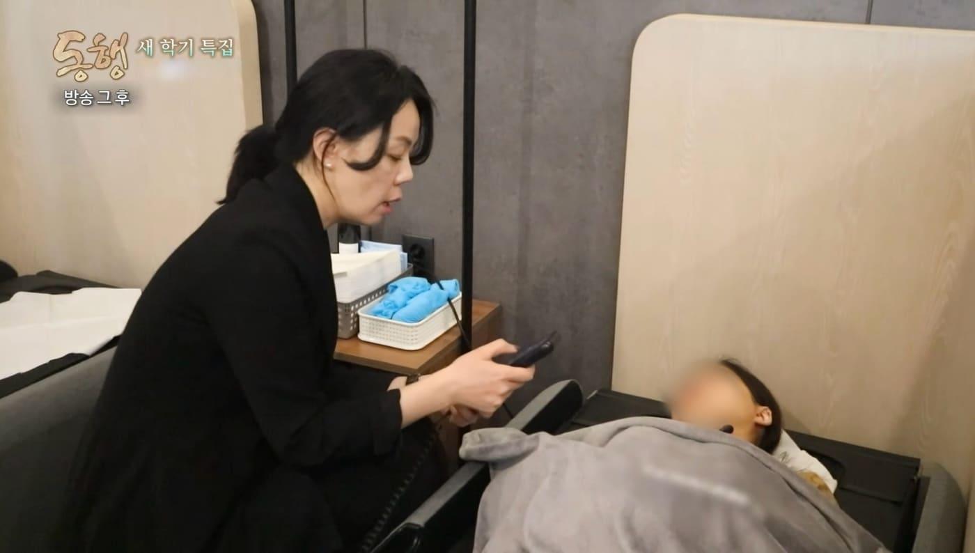 본문 이미지 - 세라젬 임직원이 KBS '동행' 출연자 제품 체험을 도와주고 있다.(세라젬 제공)