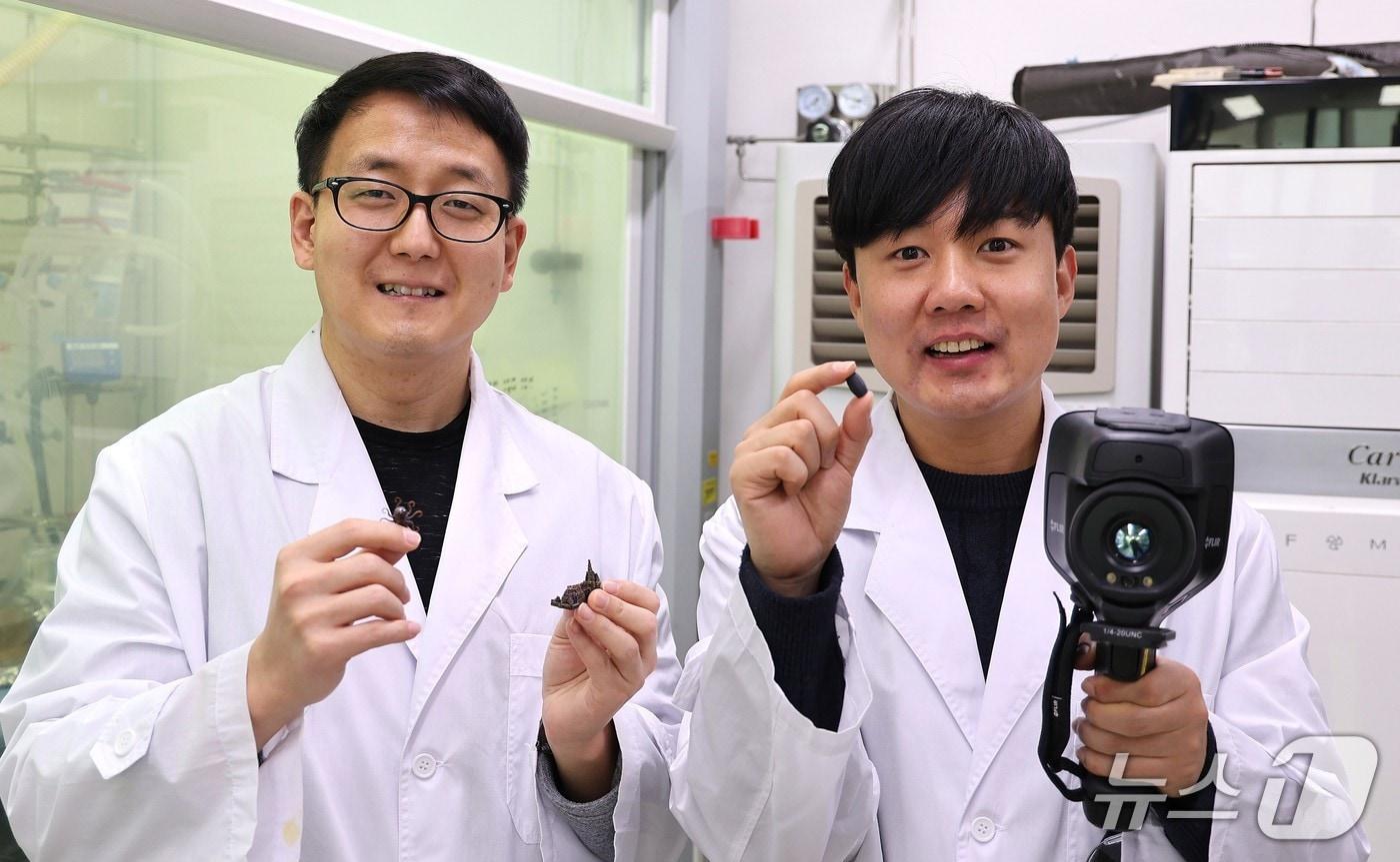 본문 이미지 - 김동균 한국화학연구원 박사(왼쪽)·황재혁 박사후연구원(화학연 제공) /뉴스1