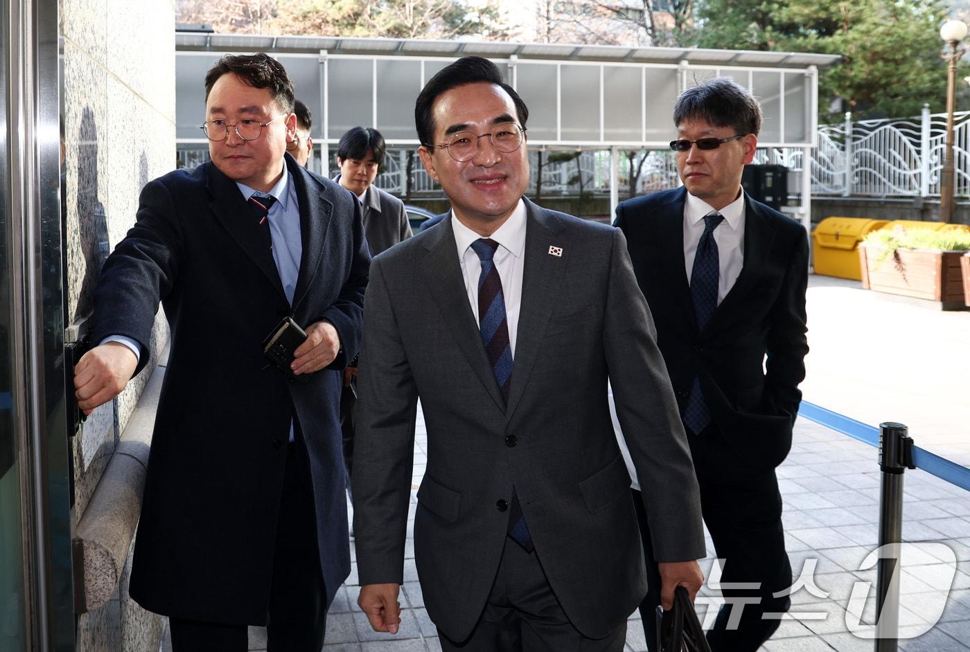 본문 이미지 - 박홍근 기획예산처 장관 후보자가 지난 4일 오전 서울 중구 예금보험공사 본사에 마련된 인사청문회 준비 사무실로 출근하고 있다. 2026.3.4 ⓒ 뉴스1 최지환 기자