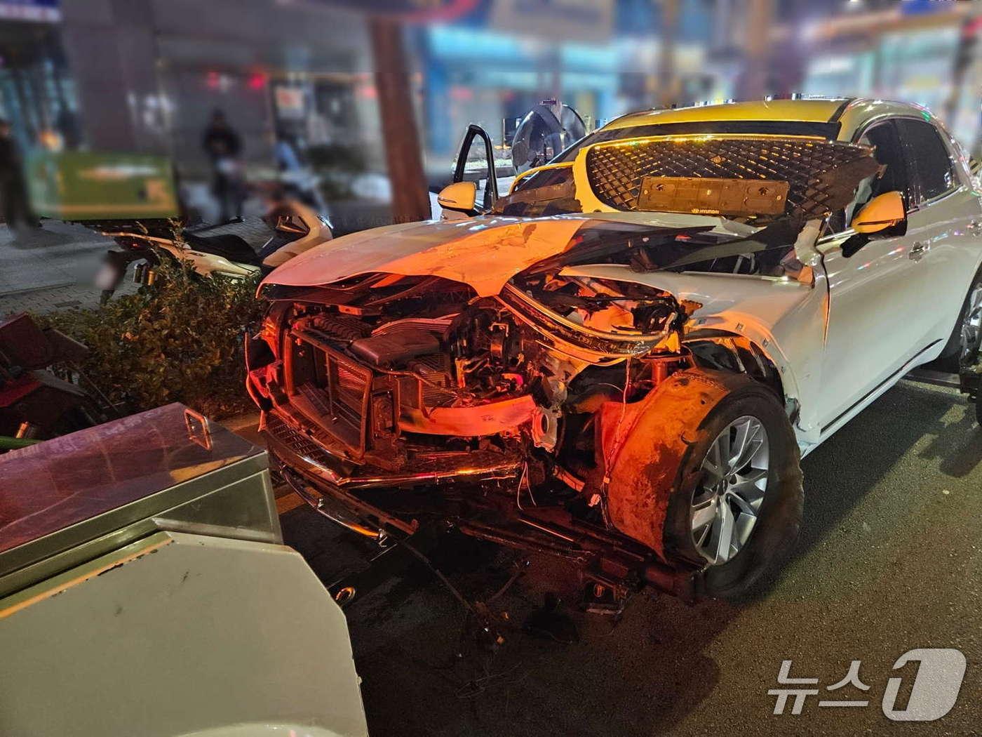 본문 이미지 - 지난 3일 오후 9시 35분 쯤 부산 금정구 남산동에서 발생한 승용차 간 충돌 사고 현장에서 사고 차량이 견인되고 있다.(부산경찰청 제공. 재판매 및 DB 금지)