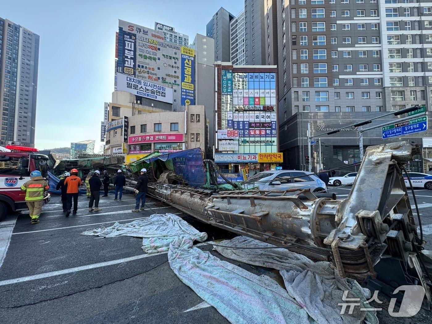본문 이미지 - 4일 오전 9시6분쯤 대구 수성구 만촌네거리 공사 현장에서 천공기가 쓰러졌다.(대구소방본부 제공, 재판매 및 DB 금지)
