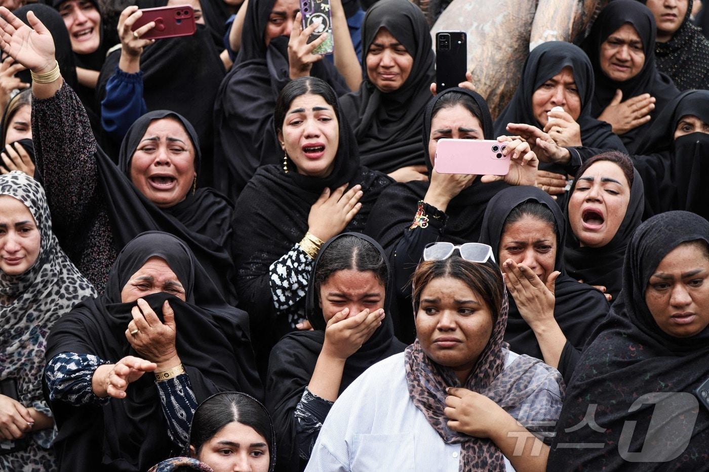 본문 이미지 -  3일(현지시간) 이란 호르모즈간 주 미나브의 한 초등학교에서 발생한 공습으로 사망한 어린이들의 장례식에서 조문객들이 오열하고 있다. ⓒ AFP=뉴스1