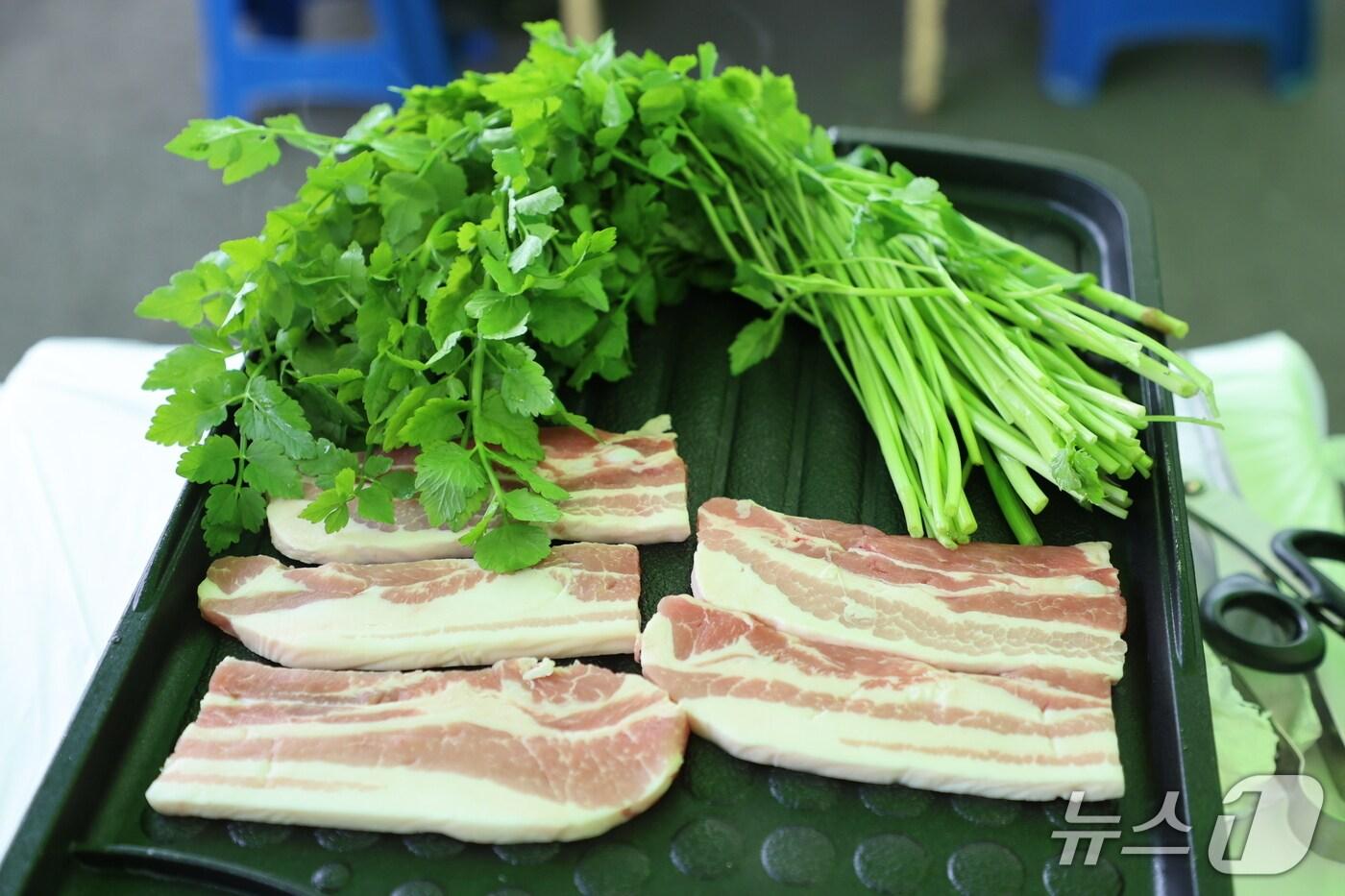 본문 이미지 - 밭미나리 삼겹살.(의령군 제공. 재판매 및 DB금지)