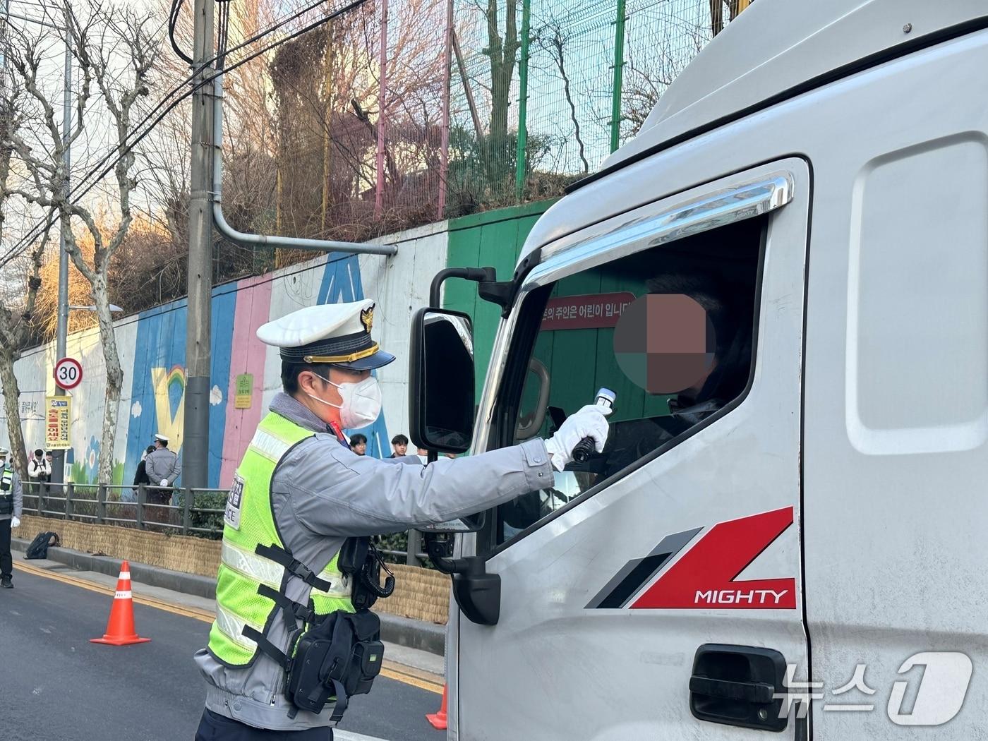 본문 이미지 -  4일 오전 8시 서울 양천구 신월동 양강초등학교 앞에서 스쿨존 등굣길 음주운전 단속이 진행됐다.  ⓒ 뉴스1 강서연 기자
