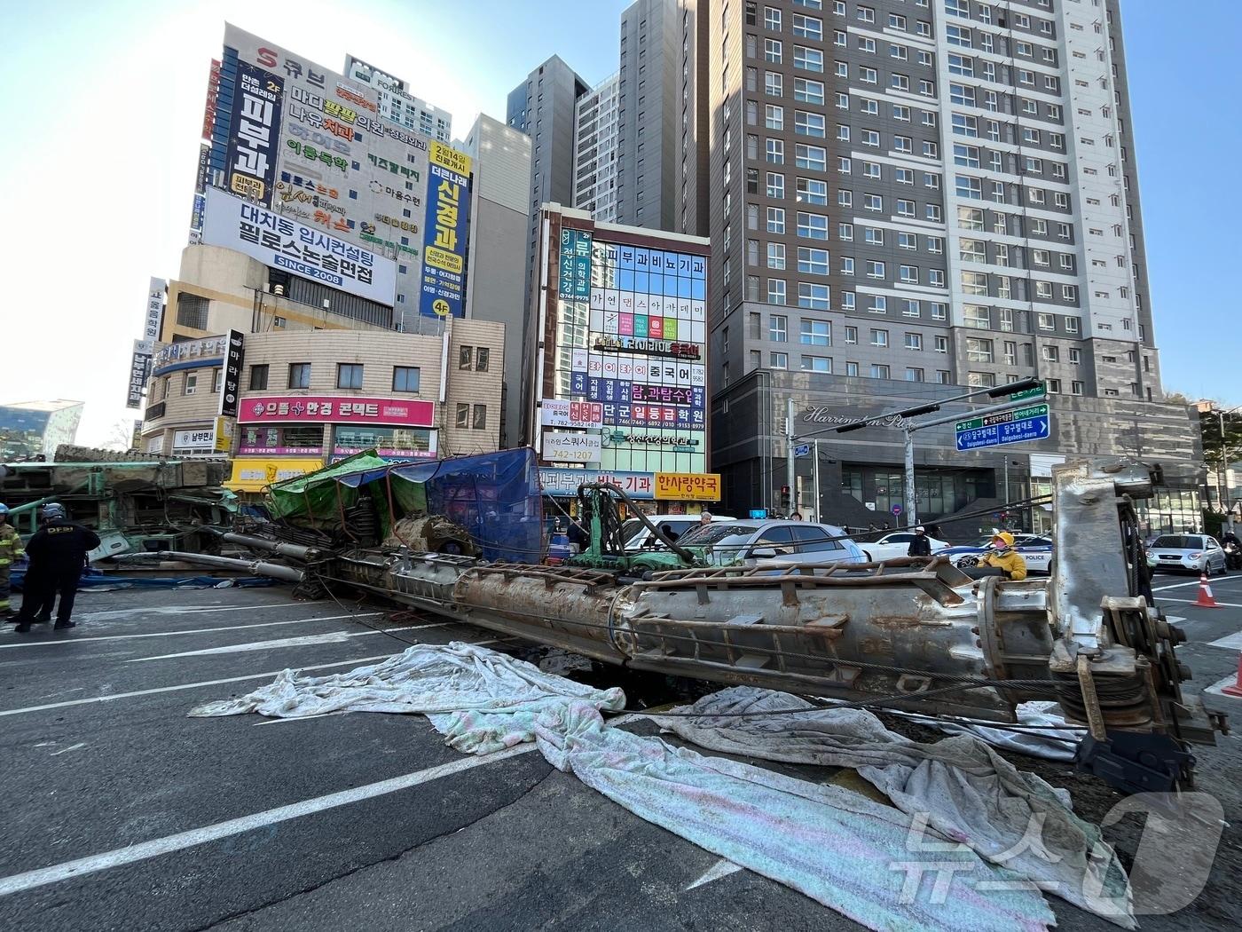 본문 이미지 - 지난 4일 오전 9시6분쯤 대구 수성구 만촌네거리 만촌역 지하연결통로와 출입구 공사장에서 천공기가 넘어진 바람에 도로를 지나던 택시 운전기사 등 3명이 부상했다.2026.3.4 ⓒ 뉴스1 공정식 기자