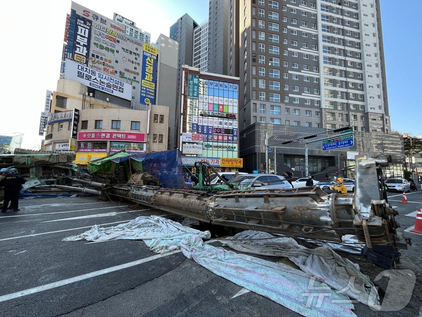 본문 이미지 - 4일 오전 9시6분쯤 대구 수성구 만촌네거리 공사 현장에서 천공기가 전도돼 지나가던 택시를 덮쳐 운전자 등 3명이 부상을 입었다.2026.3.4 ⓒ 뉴스1 공정식 기자