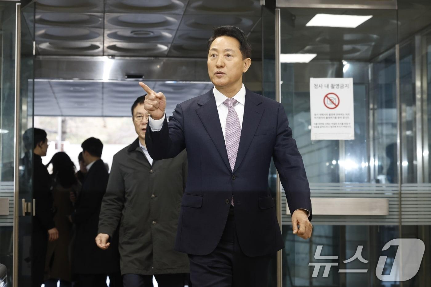 본문 이미지 - '명태균 여론조사비 대납' 의혹으로 기소된 오세훈 서울시장이 4일 오전 서울시 서초구 서초동 서울중앙지방법원에서 열린 정치자금법위반 첫 공판에 출석하고 있다. 2026.3.4 ⓒ 뉴스1 박정호 기자