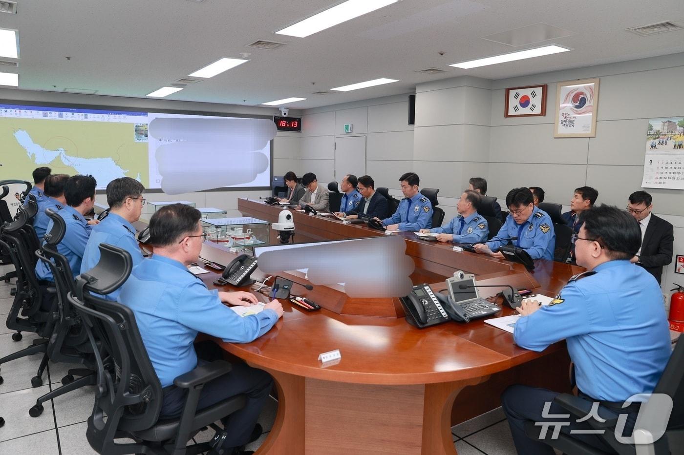 본문 이미지 - 장인식 해양경찰청장 직무대리가 3일 인천 연수구 해양경찰청사에서  호르무즈 해협 긴장 고조에 따른 지휘부 중심 상황점검 회의를 주재하고 있다(해양경찰청 제공/뉴스1)