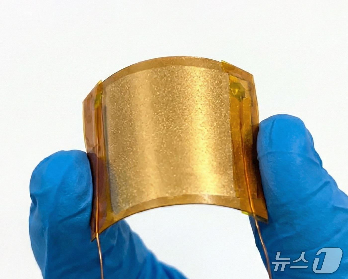 본문 이미지 - 친환경 압전소재 기반 에너지 하베스터 소자(원자력연 제공) /뉴스1