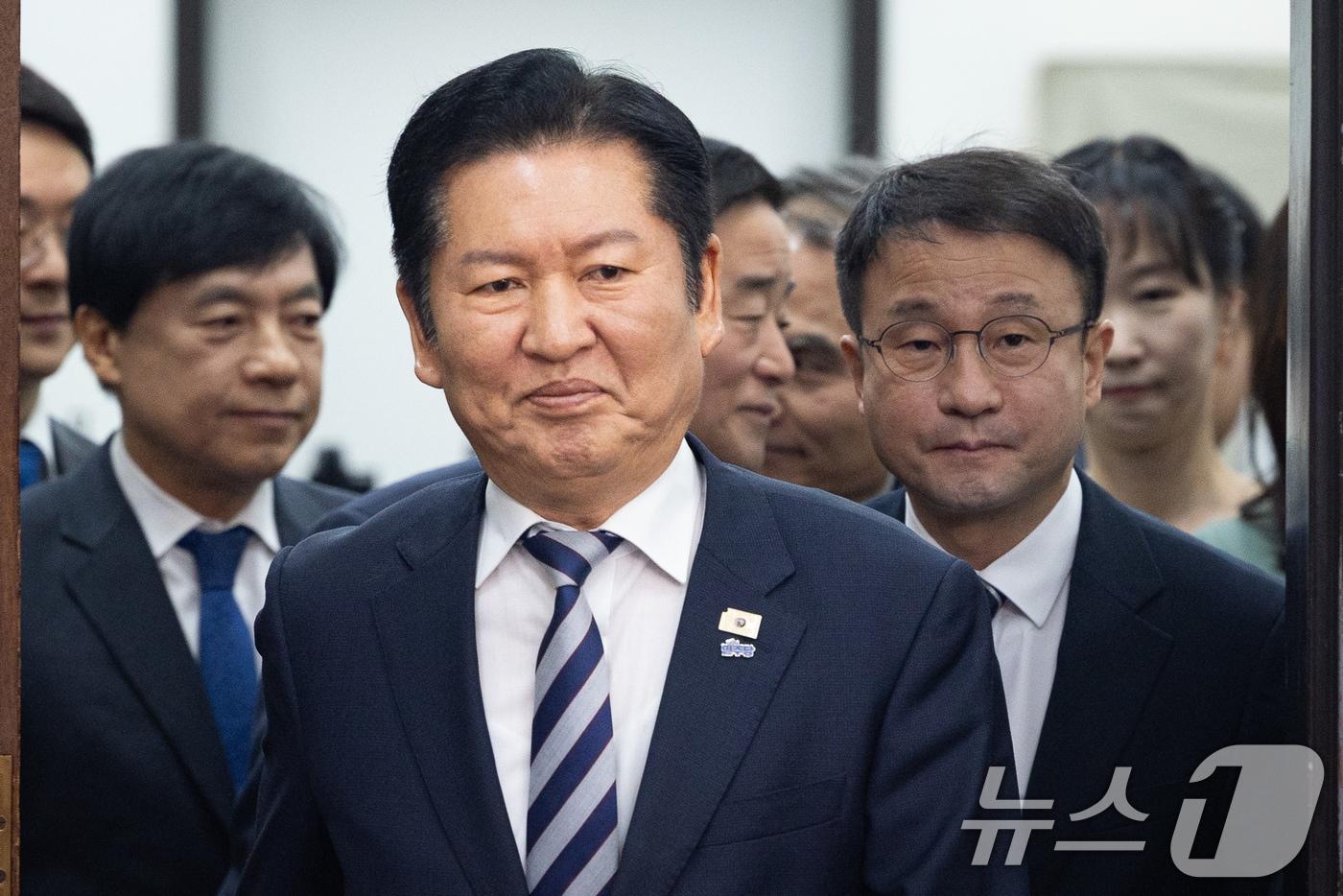 본문 이미지 - 정청래 더불어민주당 대표를 비롯한 지도부. ⓒ 뉴스1 유승관 기자