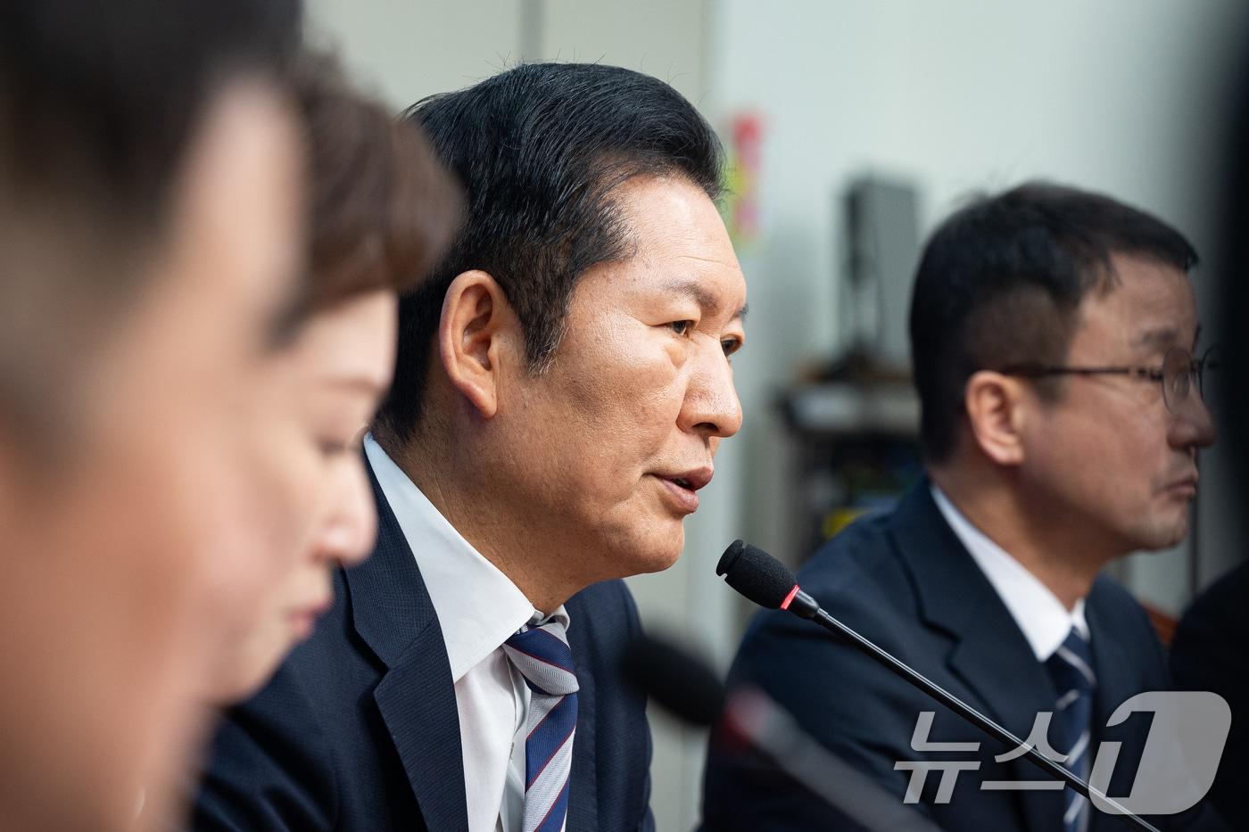 본문 이미지 - 정청래 더불어민주당 대표가 4일 서울 여의도 국회에서 열린 최고위원회의에서 모두 발언을 하고 있다. 2026.3.4 ⓒ 뉴스1 유승관 기자