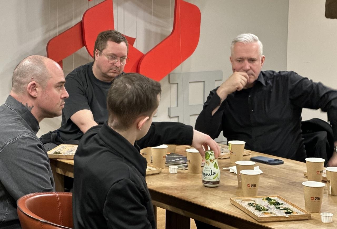 본문 이미지 -  서울 중구 충무로에 위치한 샘표 맛 연구센터 '우리맛연구중심'을 방문한 알렉산더 헤르만 셰프.(샘표 제공)
