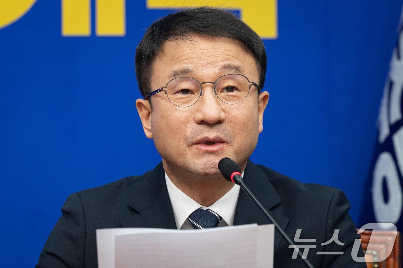 본문 이미지 - 한병도 더불어민주당 원내대표가 4일 서울 여의도 국회에서 열린 최고위원회의에서 모두 발언을 하고 있다. 2026.3.4 ⓒ 뉴스1 유승관 기자