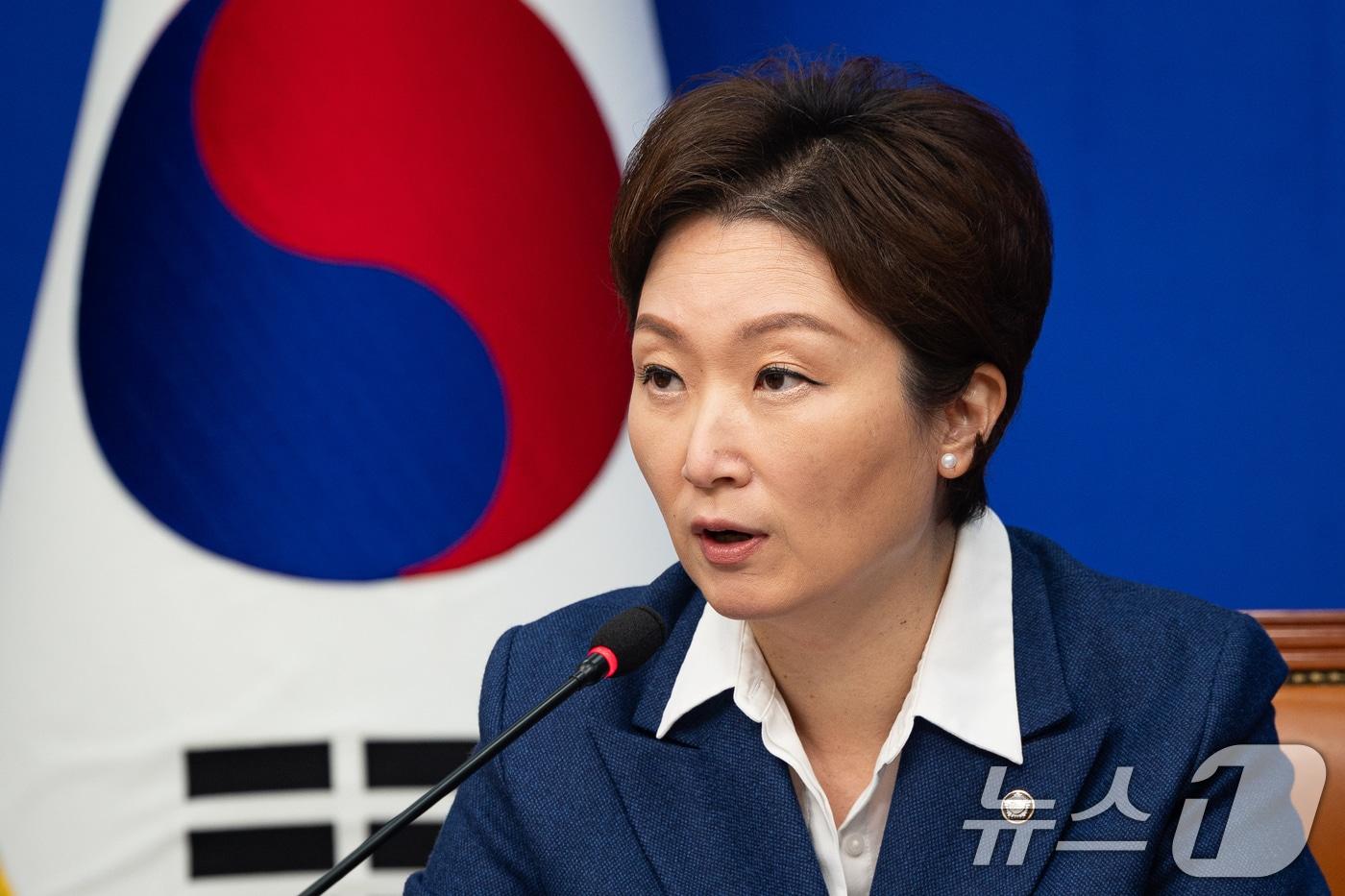 본문 이미지 - 이언주 더불어민주당 최고위원이 4일 서울 여의도 국회에서 열린 최고위원회의에서 모두 발언을 하고 있다. 2026.3.4 ⓒ 뉴스1 유승관 기자