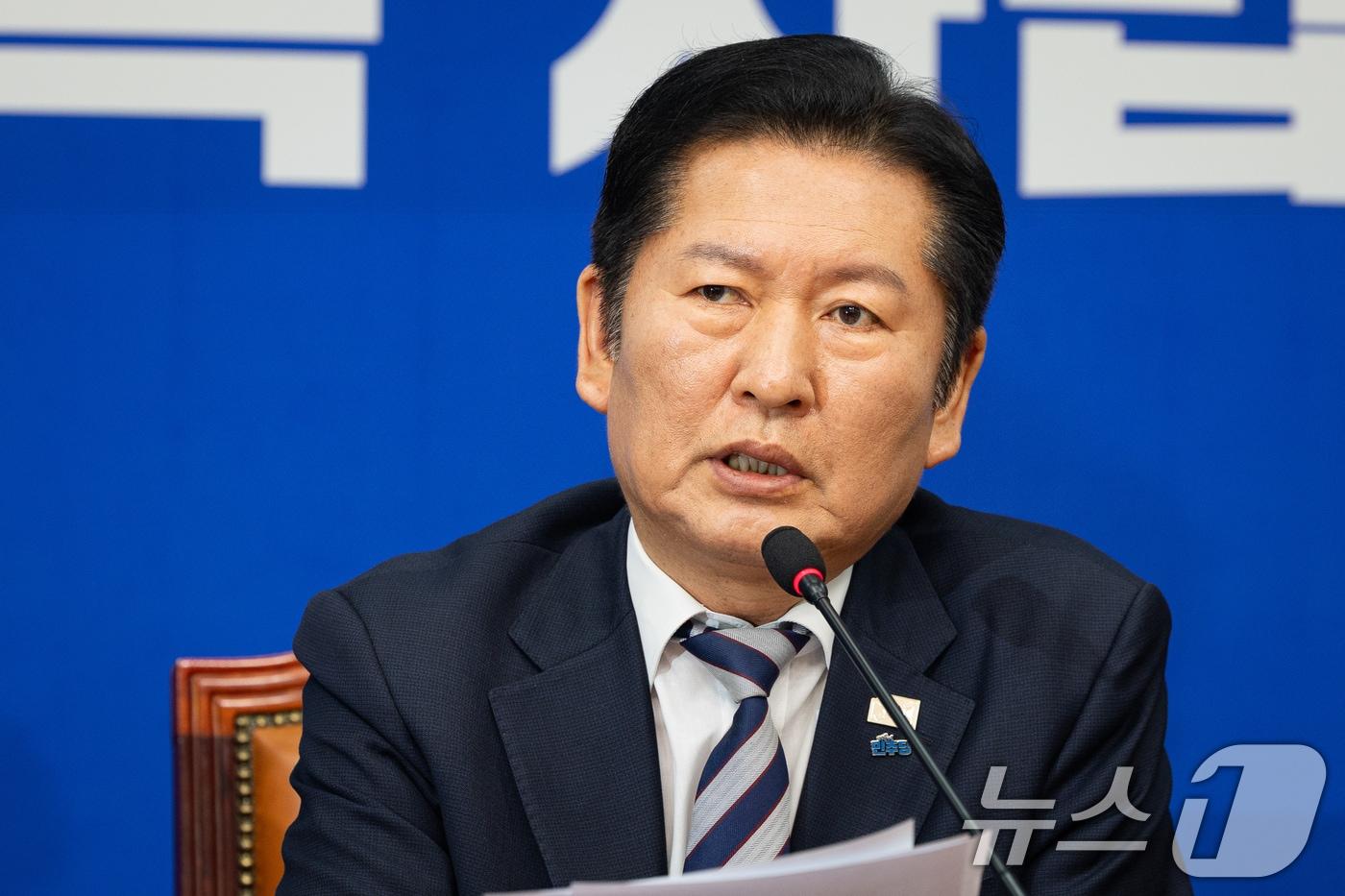 본문 이미지 - 정청래 더불어민주당 대표가 4일 서울 여의도 국회에서 열린 최고위원회의에서 모두 발언을 하고 있다. 2026.3.4 ⓒ 뉴스1 유승관 기자