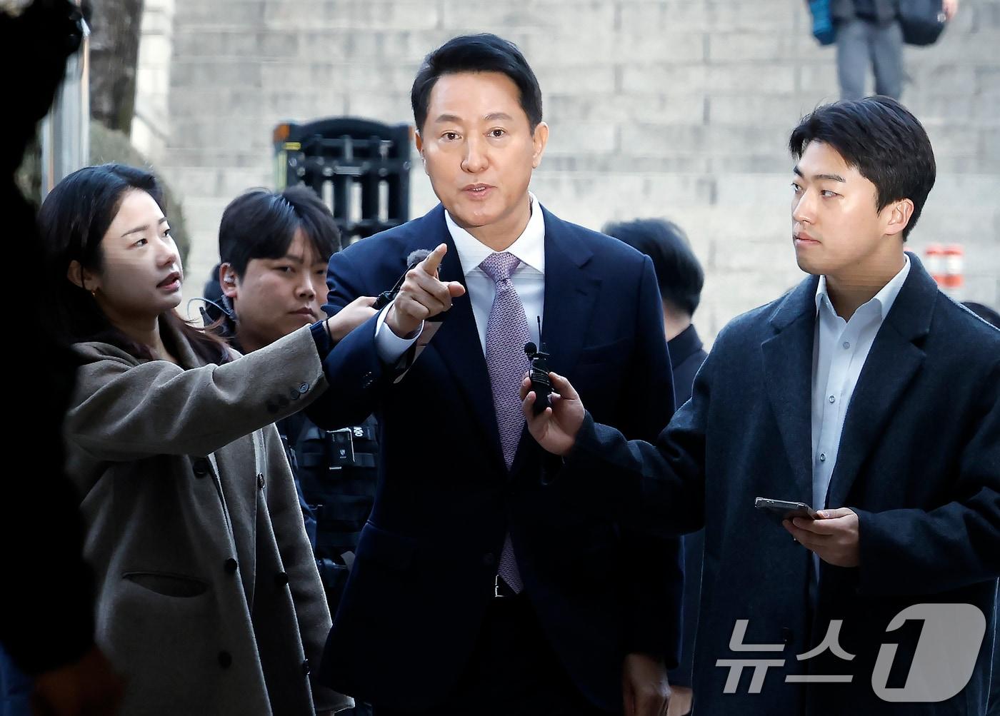 본문 이미지 - '명태균 여론조사비 대납' 의혹으로 기소된 오세훈 서울시장이 4일 오전 서울시 서초구 서초동 서울중앙지방법원에서 열린 정치자금법위반 첫 공판에 출석하고 있다. 2026.3.4 ⓒ 뉴스1 박정호 기자