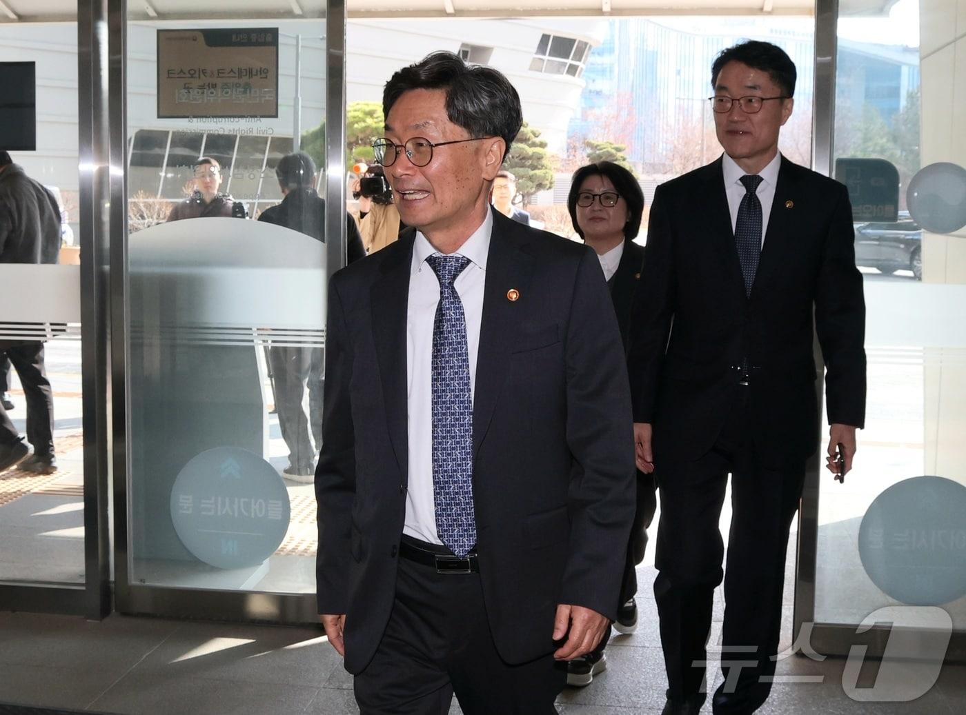 본문 이미지 - 정일연 국민권익위원회 신임 위원장이 4일 오전 세종시 정부세종청사 권익위로 첫 출근하며 집무실로 향하고 있다. 2026.3.4 ⓒ 뉴스1 김기남 기자