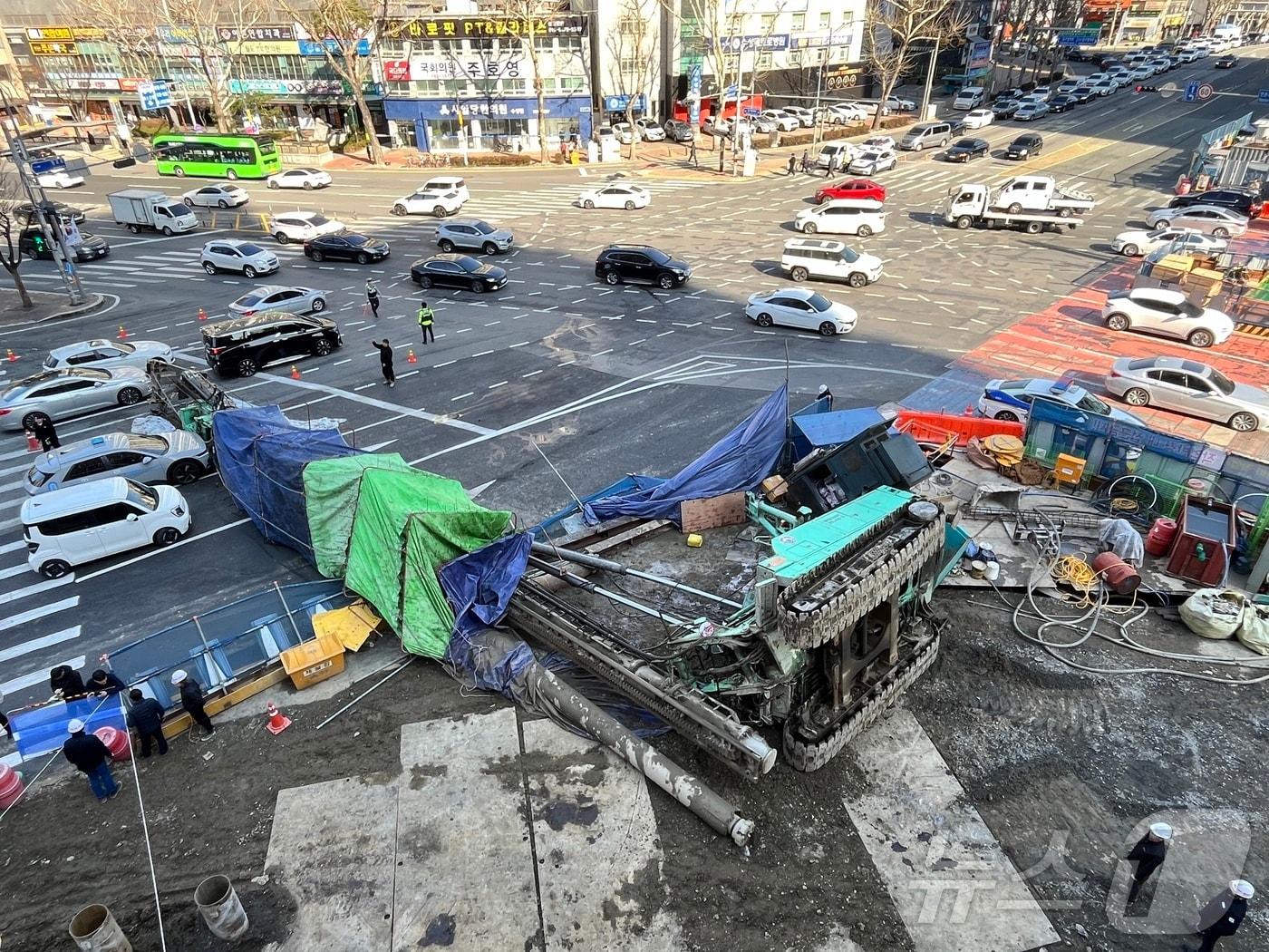 본문 이미지 - 4일 오전 9시6분쯤 대구 수성구 만촌네거리 공사장에서 쓰러진 천공기가 지나가던 택시를 덮쳐 운전자 등 3명이 부상했다.2026.3.4 ⓒ 뉴스1 공정식 기자