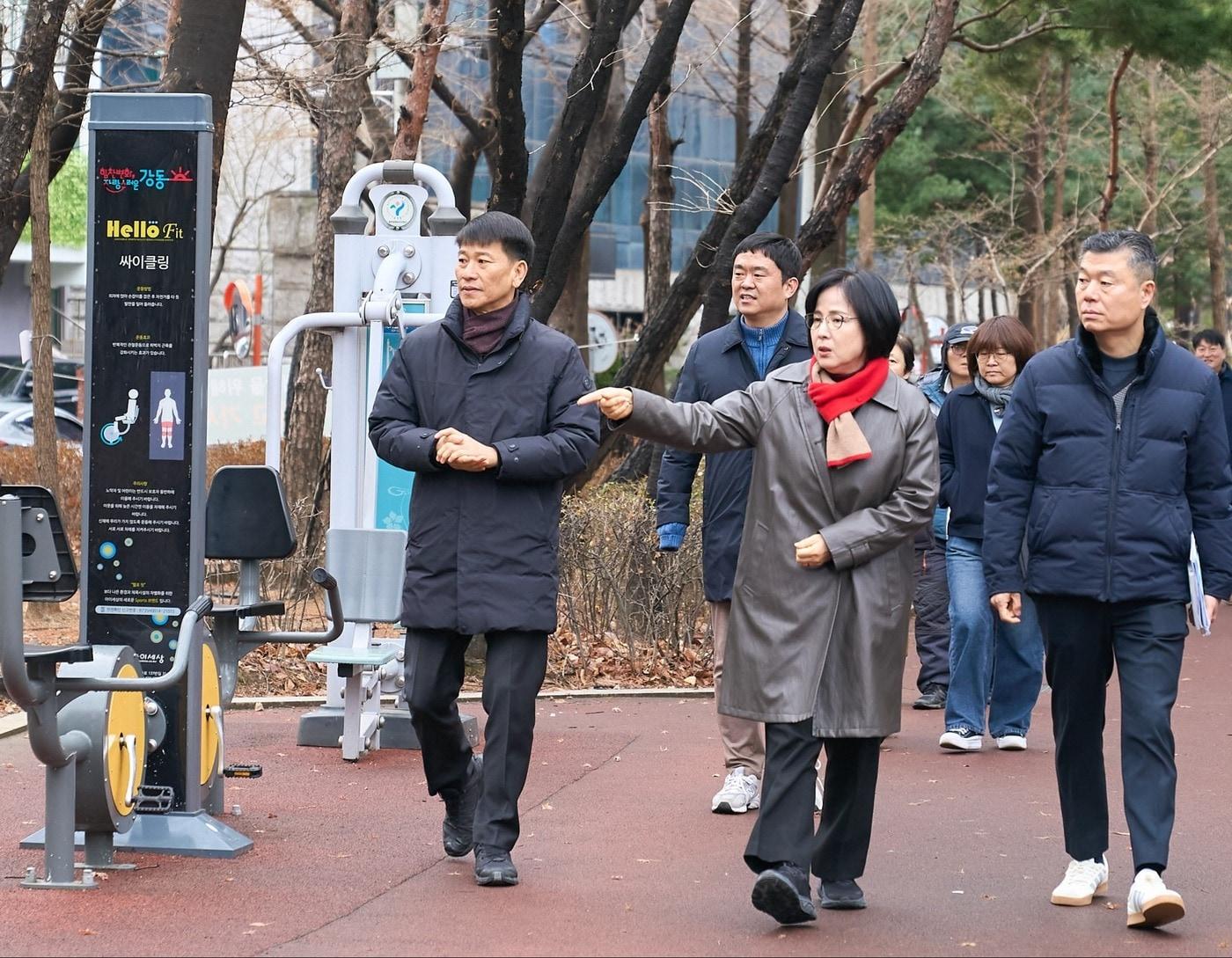 본문 이미지 - 이수희 강동구청장이 초등학교 통학로를 점검하고 있다. 