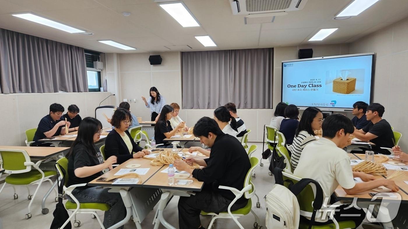 본문 이미지 -  원미청정구역에서 재봉틀 교육을 받는 청년들(경기 부천시 제공/뉴스1)