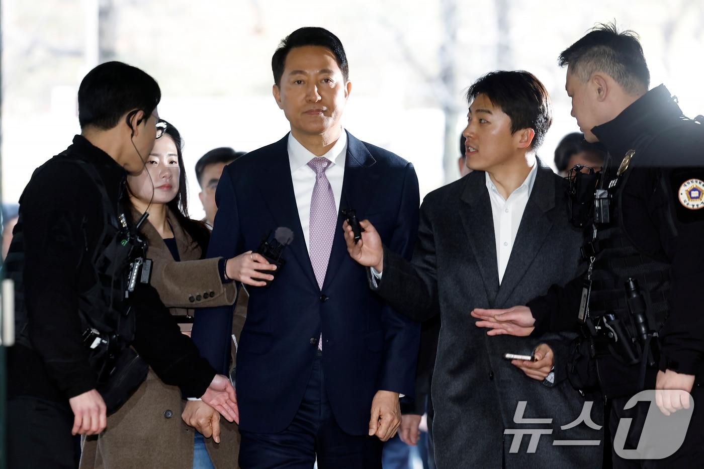 본문 이미지 - '명태균 여론조사비 대납' 의혹으로 기소된 오세훈 서울시장이 4일 오전 서울시 서초구 서초동 서울중앙지방법원에서 열린 정치자금법위반 첫 공판에 출석하고 있다. 2026.3.4 ⓒ 뉴스1 박정호 기자