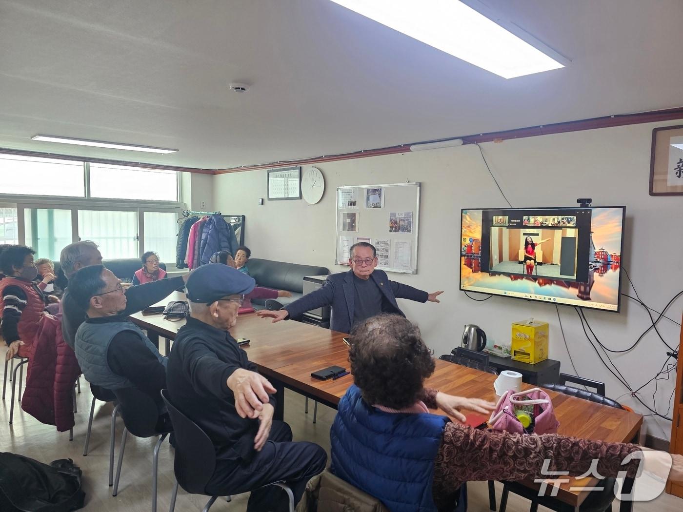 본문 이미지 - 울산 북구 스마트경로당 실버로빅 사업 모습.(울산 북구 제공. 재판매 및 DB금지)/뉴스1