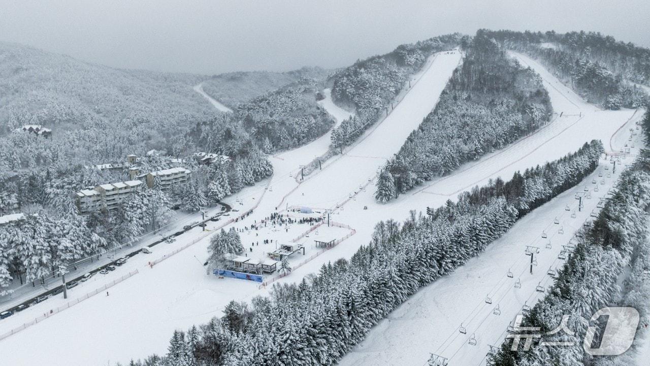 본문 이미지 - 강원 평창군 모나용평 리조트의 스키장이 이달 초 폭설로 인해 스키장 연장 운영을 검토 중이다. (모나용평리조트 제공. 재판매 및 DB금지) 2026.3.4/뉴스1