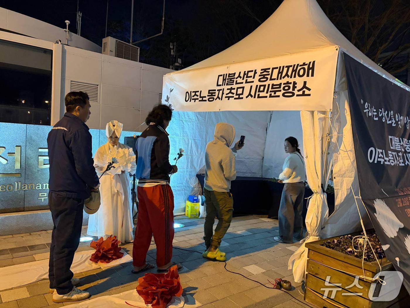 본문 이미지 - 전남이주노동자인권네트워크 등 단체는 3일 오후 전남도청 앞에서 촛불문화제를 열고 대불산단 중대재해로 숨진 이주노동자를 추모하고 있다.(단체 제공. 재판매 및 DB 금지)