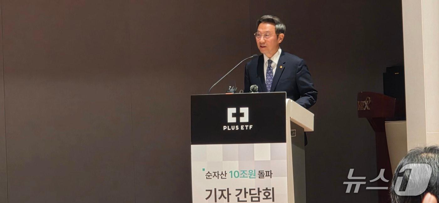 본문 이미지 -  'PLUS ETF 순자산총액 10조 원 돌파 기념 기자간담회'  인사말 중인 김종호 한화자산운용 대표이사