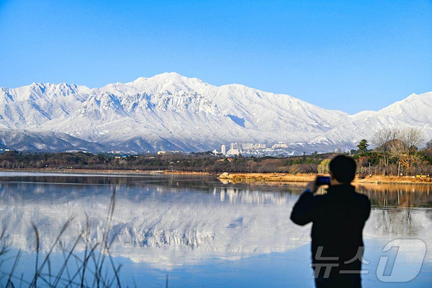 본문 이미지 - 강원 속초시 설악산이 전날 내린 눈으로 한 폭의 수묵화 같은 설경을 뽐내고 있다. 미세먼지 없는 쾌청한 하늘이 펼쳐지며 영랑호와 청초호 등지에서는 눈 덮인 울산바위를 필두로 겨울왕국 같은 아름다운 장관을 연출했다.(속초시 제공, 재판매 및 DB 금지) 2026.3.4 ⓒ 뉴스1 윤왕근 기자