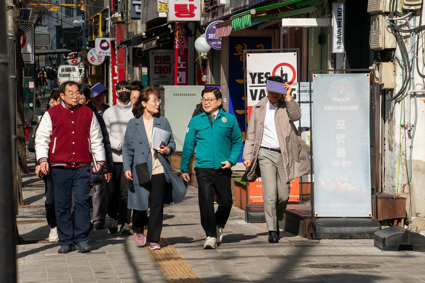 본문 이미지 - 이필형 구청장이 봄맞이 안전순찰하고 있다.