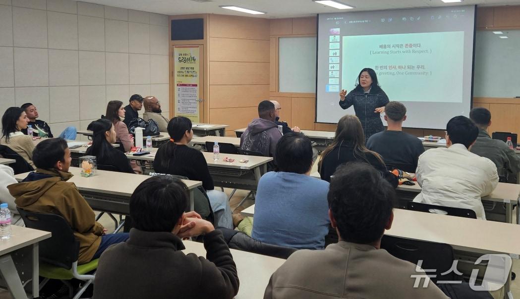 본문 이미지 - 4일  경북 포항시가 지역에 거주 중인 외국인들의 안정적인 정착을 지원하기 위해 한국어교실을 개강했다고 밝혔다.(포항시제공, 재판매 및 DB금지) 2026.3.4/뉴스1