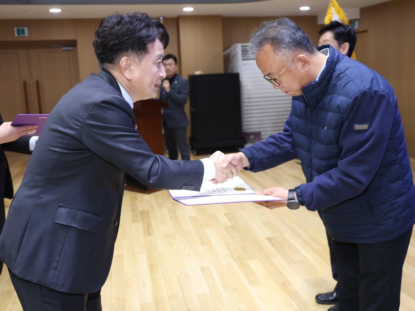 본문 이미지 - 기념사진 촬영 중인 박동환 GC녹십자웰빙 생산본부장(좌에서 2번째)(GC녹십자웰빙 제공)