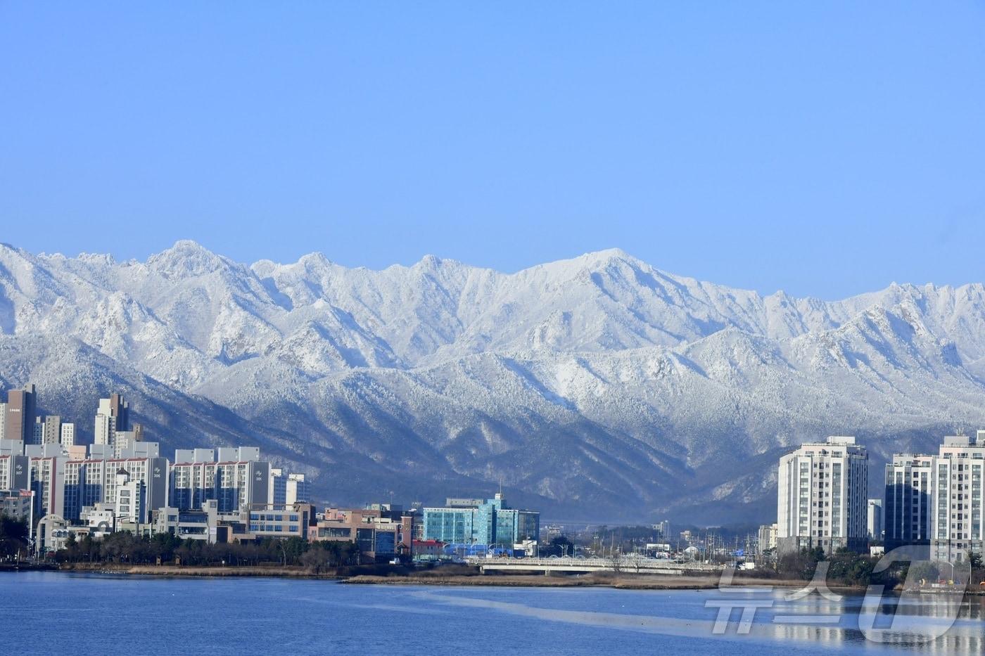 본문 이미지 - 경칩을 하루 앞둔 전날(4일) 강원 속초시 설악산이 전날 내린 눈으로 한 폭의 수묵화 같은 설경을 뽐내고 있다. 미세먼지 없는 쾌청한 하늘이 펼쳐지며 영랑호와 청초호 등지에서는 눈 덮인 울산바위를 필두로 겨울왕국 같은 아름다운 장관을 연출했다.(속초시 제공, 재판매 및 DB 금지) 2026.3.4 ⓒ 뉴스1 윤왕근 기자