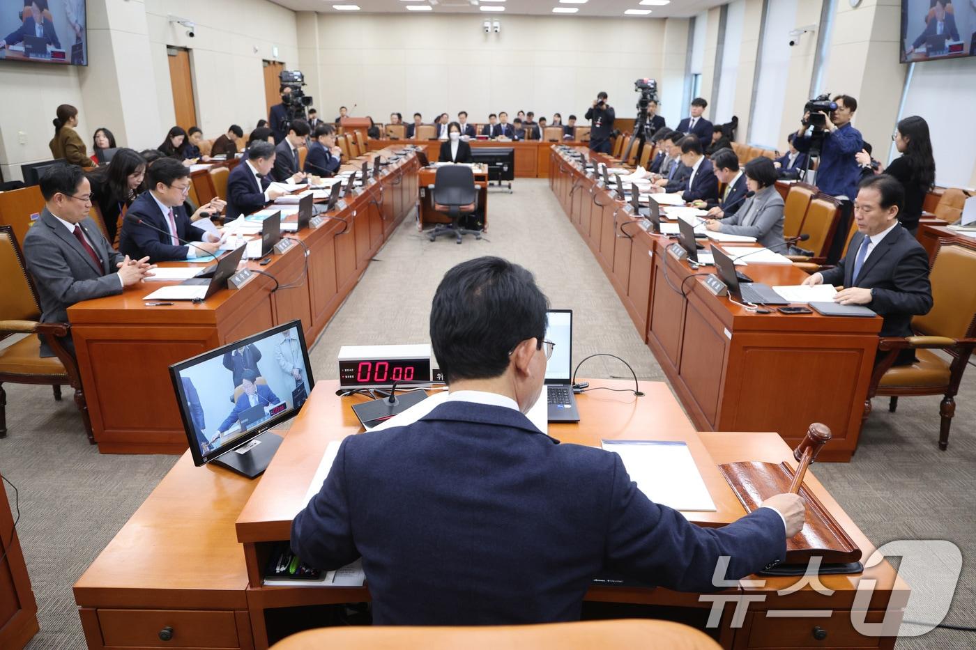 본문 이미지 - 김상훈 위원장이 4일 서울 여의도 국회에서 열린 대미투자특별법 처리를 위한 특별위원회에서 안건을 상정하고 있다. 2026.3.4 ⓒ 뉴스1 신웅수 기자