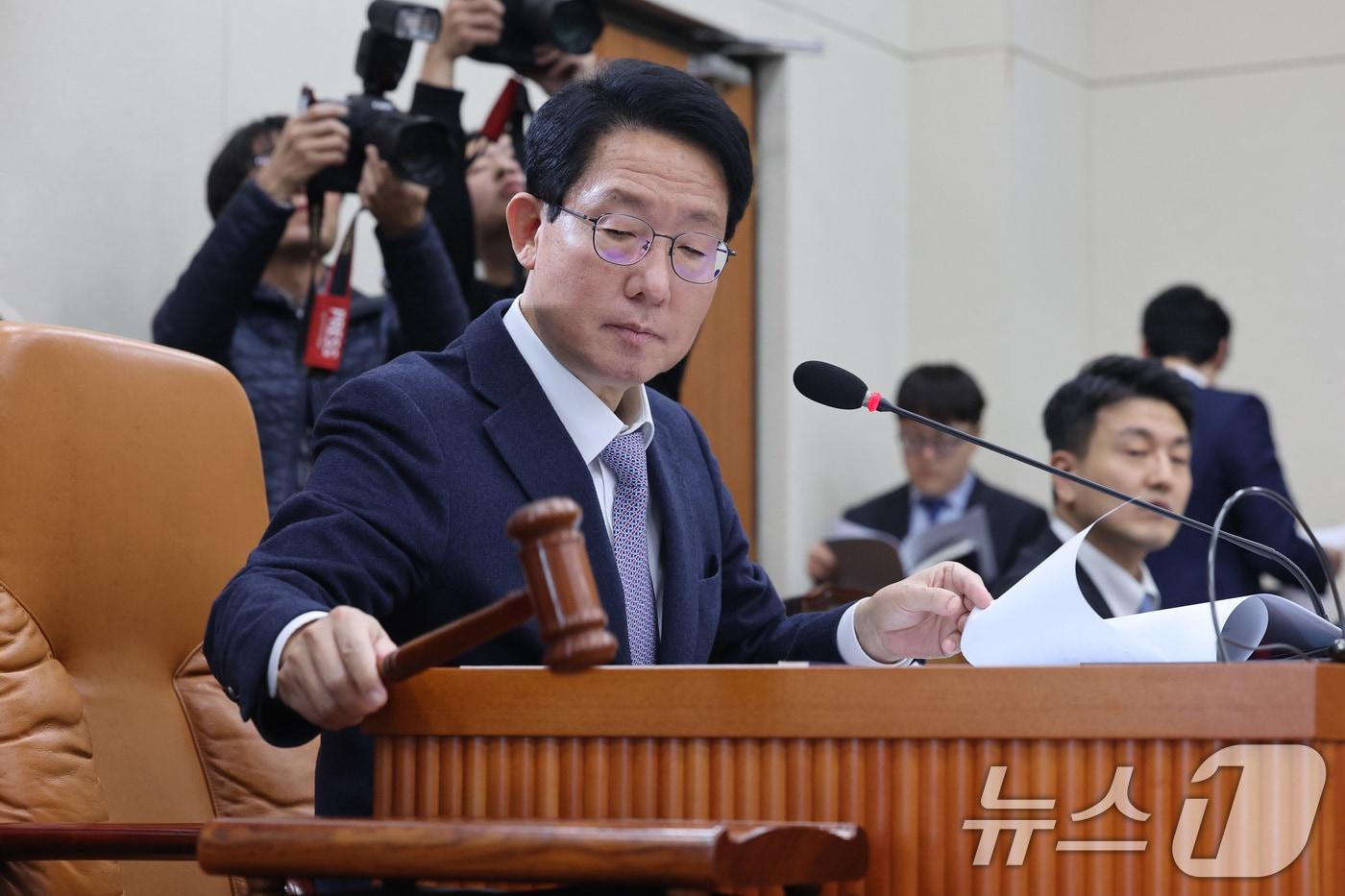 본문 이미지 - 김상훈 위원장이 4일 서울 여의도 국회에서 열린 대미투자특별법 처리를 위한 특별위원회 전체회의에서 안건을 상정하고 있다. 2026.3.4 ⓒ 뉴스1 신웅수 기자