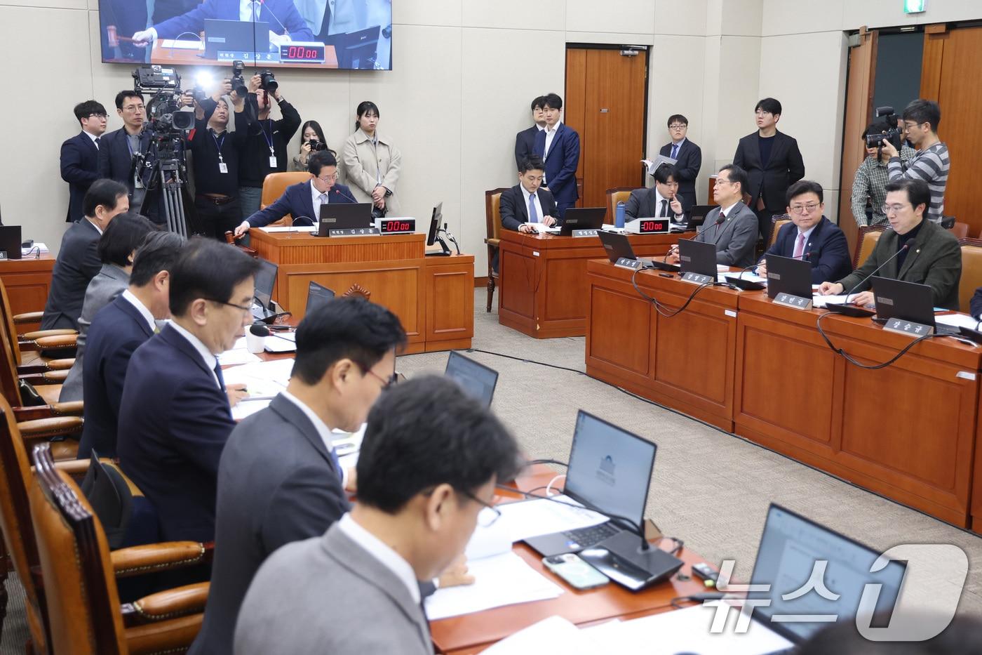 본문 이미지 - 김상훈 위원장이 서울 여의도 국회에서 열린 대미투자특별법 처리를 위한 특별위원회에서 안건을 상정하고 있다. 2026.3.4 ⓒ 뉴스1 신웅수 기자