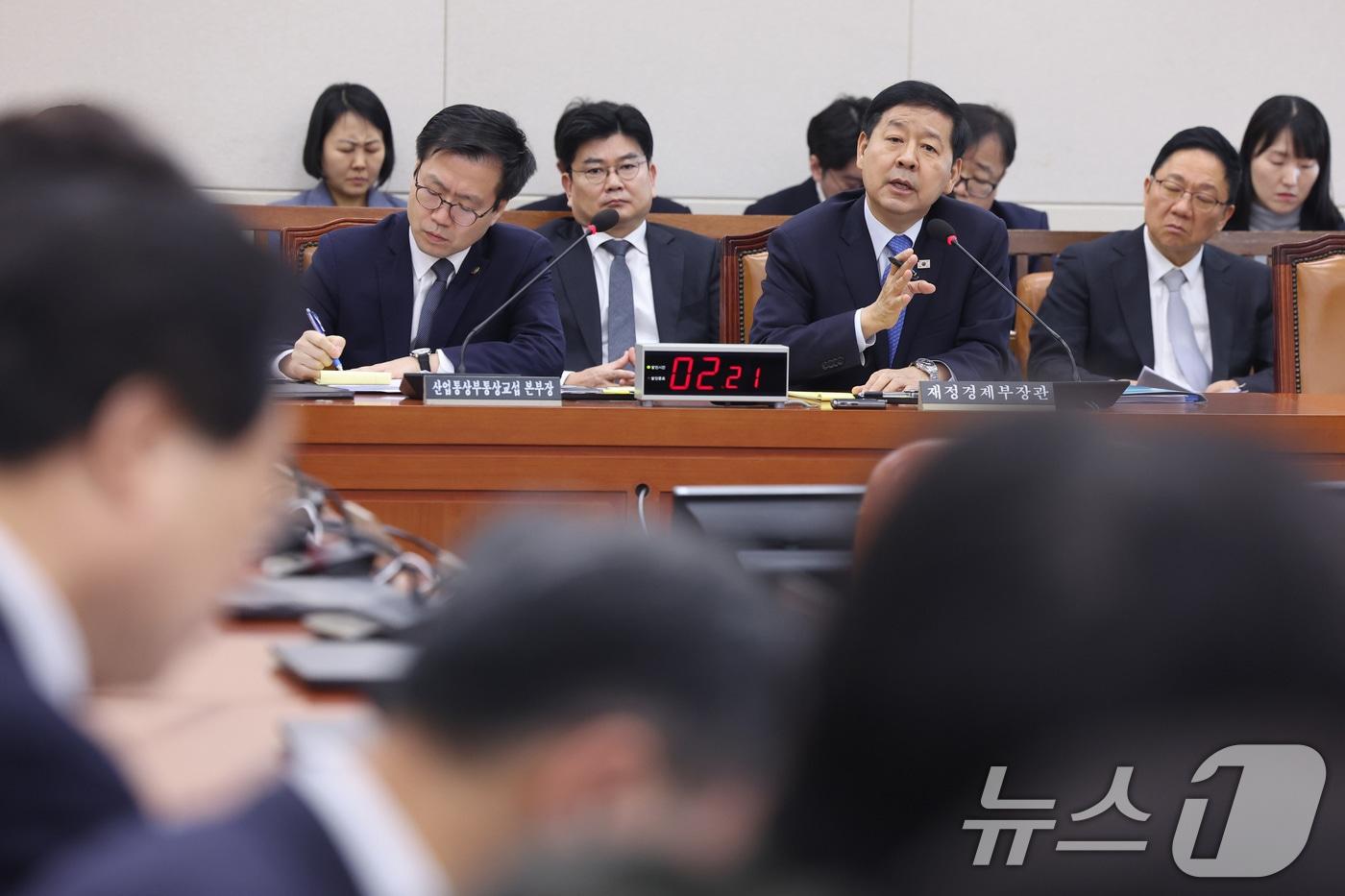 본문 이미지 - 구윤철 부총리 겸 재정경제부 장관이 4일 서울 여의도 국회에서 열린 대미투자특별법 처리를 위한 특별위원회 전체회의에서 의원 질의에 답변하고 있다. 2026.3.4 ⓒ 뉴스1 신웅수 기자