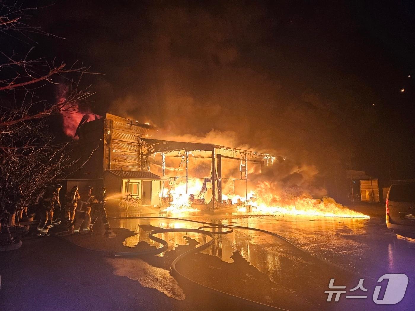 본문 이미지 - 음성 휴대전화 필름 제조공장 화재 현장.(음성소방서 제공. 재판매 및 DB금지)