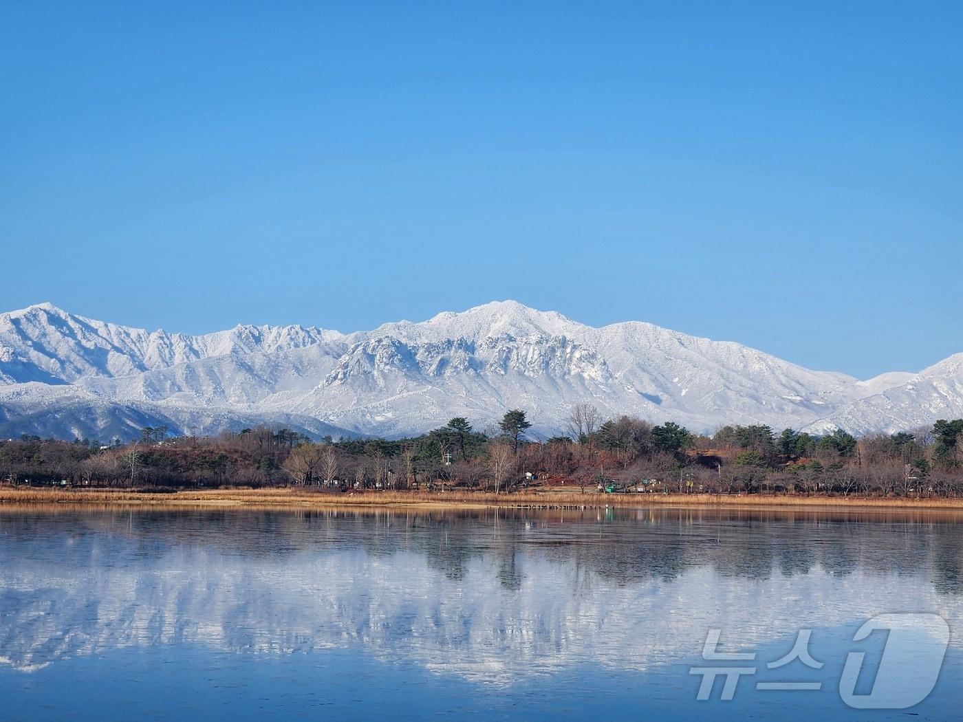 본문 이미지 - 경칩을 하루 앞둔 4일 강원 속초시 설악산이 전날 내린 눈으로 한 폭의 수묵화 같은 설경을 뽐내고 있다. 미세먼지 없는 쾌청한 하늘이 펼쳐지며 영랑호와 청초호 등지에서는 눈 덮인 울산바위를 필두로 겨울왕국 같은 아름다운 장관을 연출했다.(속초시 제공, 재판매 및 DB 금지) 2026.3.4 ⓒ 뉴스1 윤왕근 기자