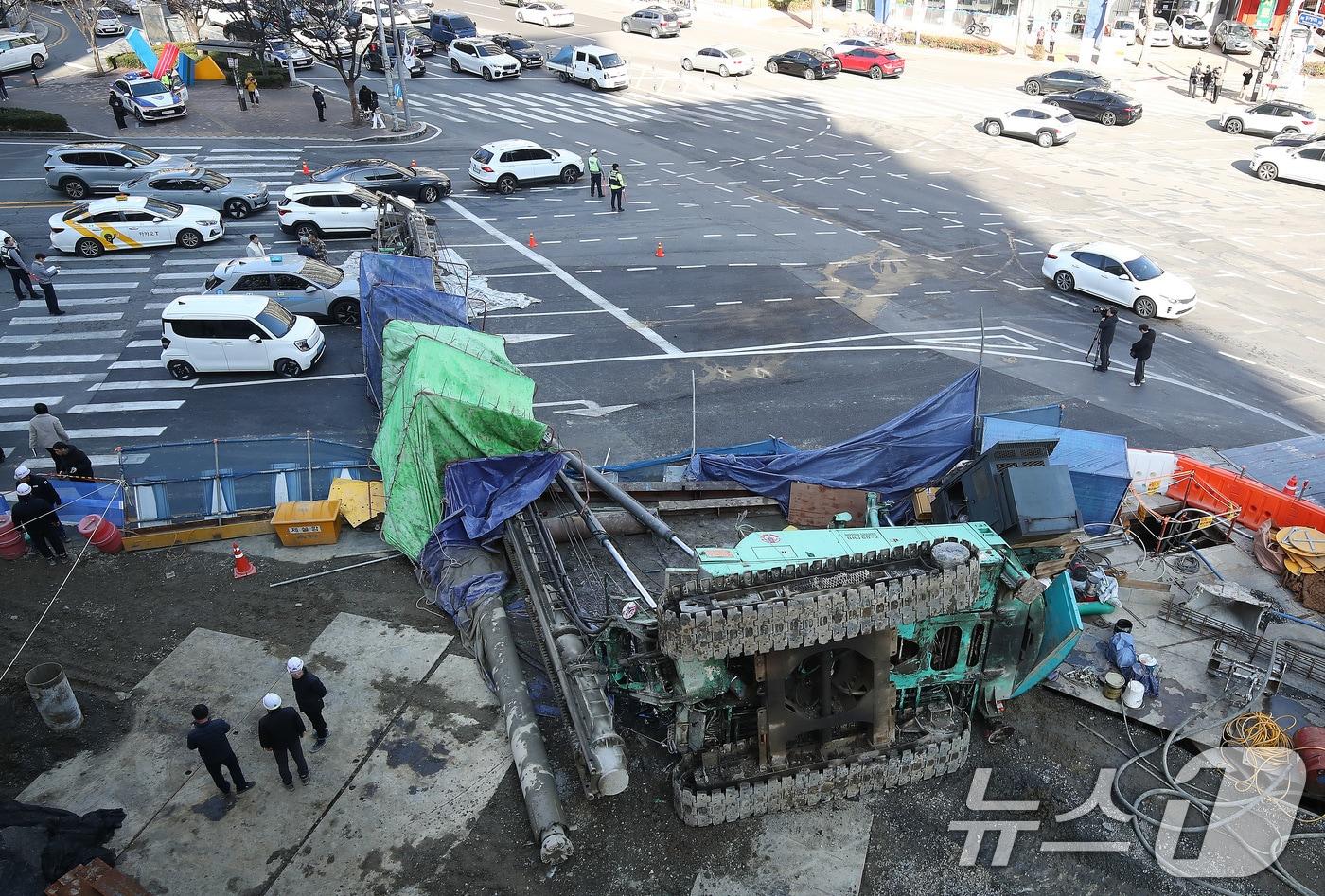 본문 이미지 - 4일 오전 9시 6분쯤 대구 수성구 만촌네거리 만촌역 지하통로 공사 현장에서 천공기가 쓰러지는 사고가 발생했다. 이 사고로 택시 운전자와 탑승객 등 3명이 부상을 당했다. 2026.3.4 ⓒ 뉴스1 공정식 기자