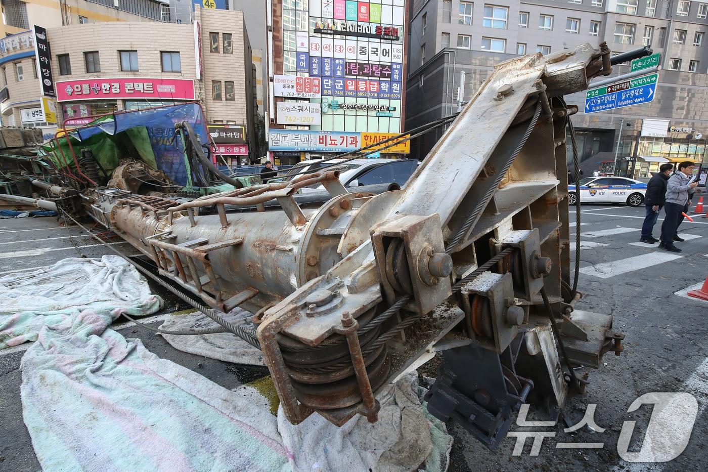 본문 이미지 - 4일 오전 9시 6분쯤 대구 수성구 만촌네거리 만촌역 지하통로 공사 현장에서 천공기가 쓰러지는 사고가 발생했다. 이 사고로 택시 운전자와 탑승객 등 3명이 부상을 당했다. 2026.3.4 ⓒ 뉴스1 공정식 기자