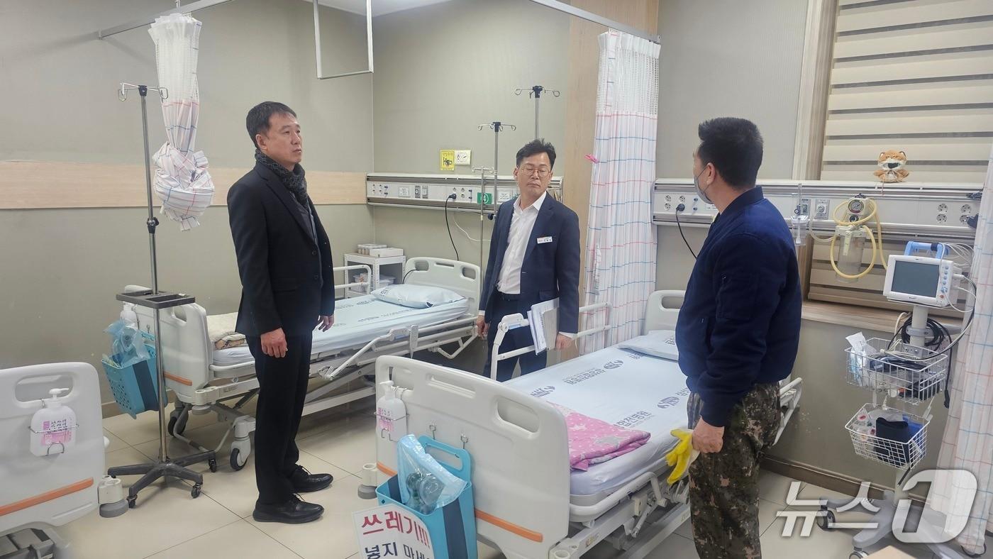 본문 이미지 - 장재혁 합천 부군수(왼쪽)가 3일 삼성합천병원 운영 현황 등을 점검하고 있다(합천군 제공. 재판매 및 DB금지).