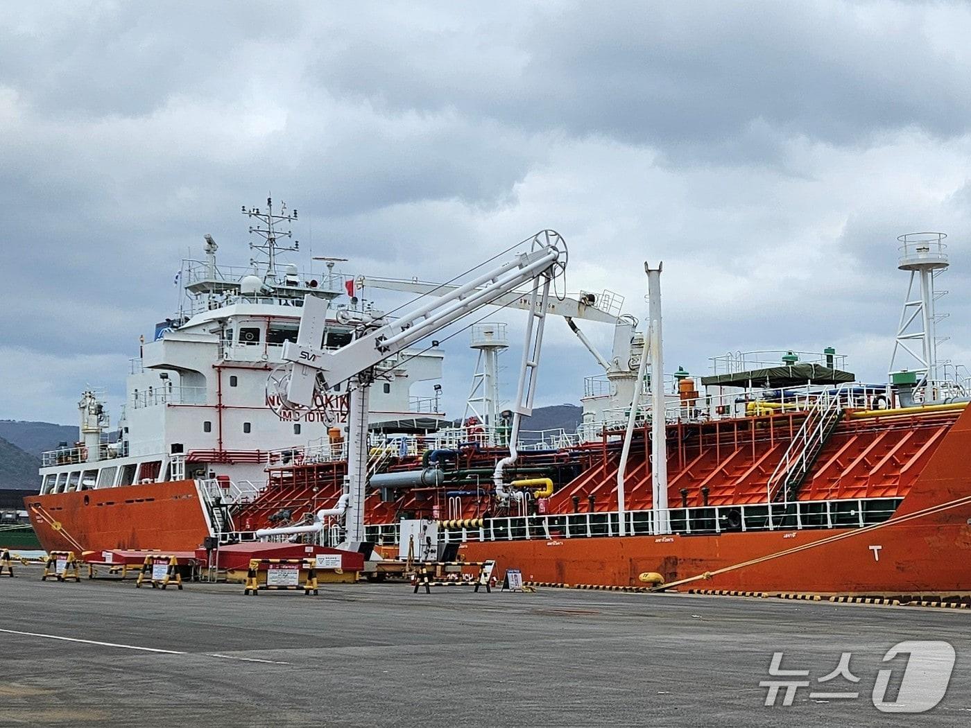 본문 이미지 - 롯데정밀화학이 울산항에서 세계 최초로 그린 암모니아를 수입·하역 중인 사진(롯데정밀화학 제공)