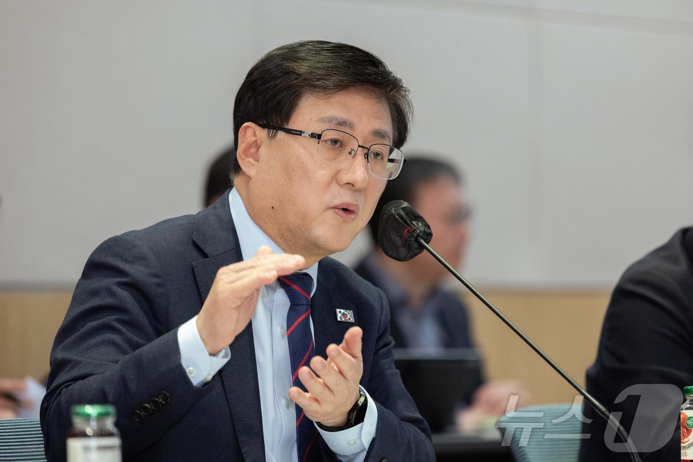 본문 이미지 - 김성환 기후에너지환경부 장관이 4일 서울 여의도 FKI타워에서 열린 히트펌프 업계와 간담회를 주재하고 있다. (기후에너지환경부 제공. 재판매 및 DB 금지) 2026.3.4 ⓒ 뉴스1