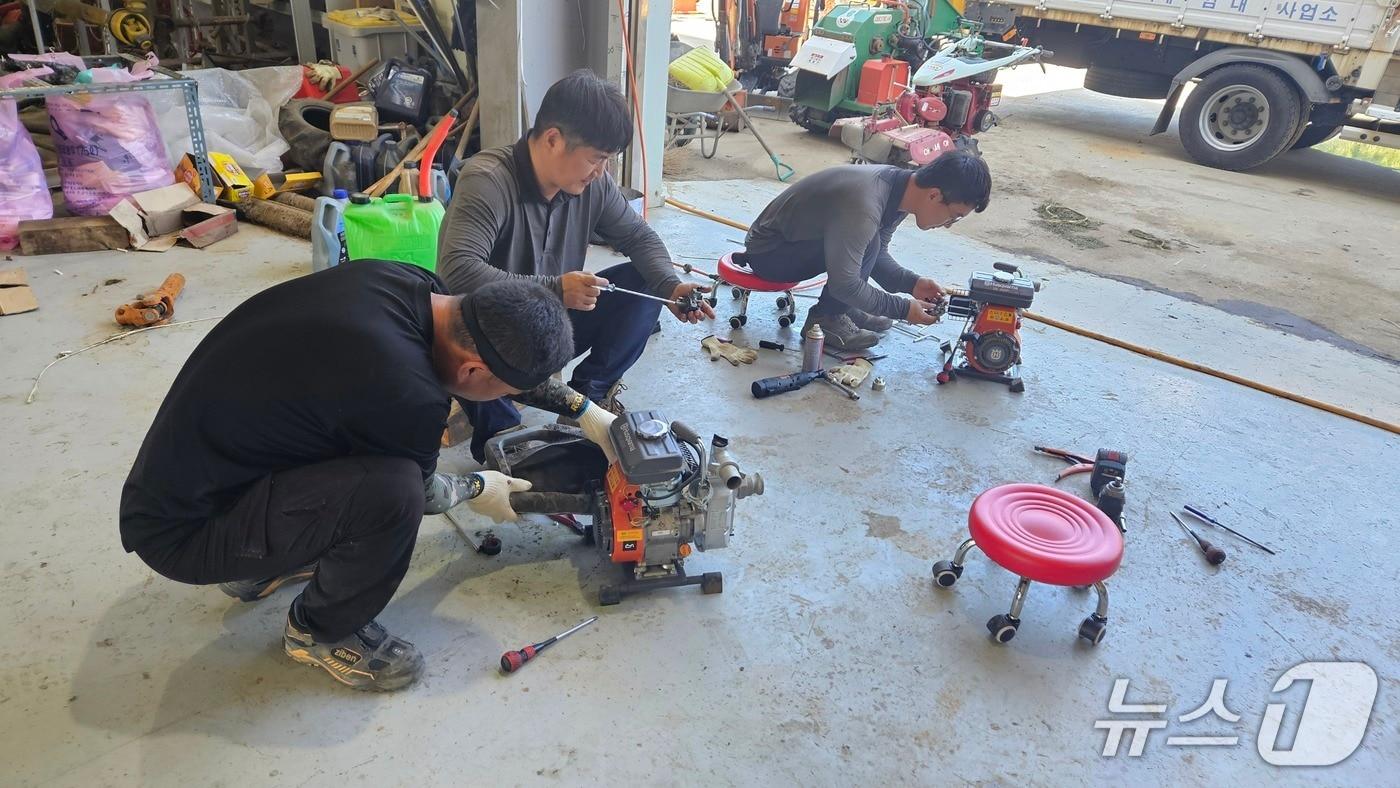 본문 이미지 - 양양군 농업기술센터 농기계임대사업소 양수기 정비.(양양군 제공, 재판매 및 DB 금지) 2026.3.4/뉴스1